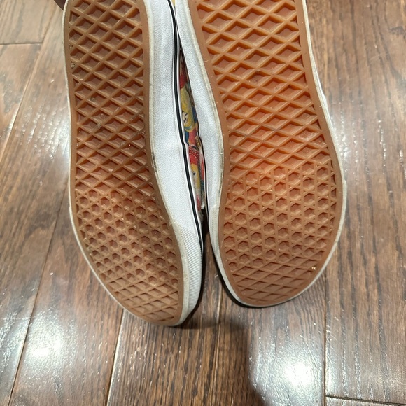 Red and Pink Low-Top Sneakers with Colorful Design - Picture 4 of 4